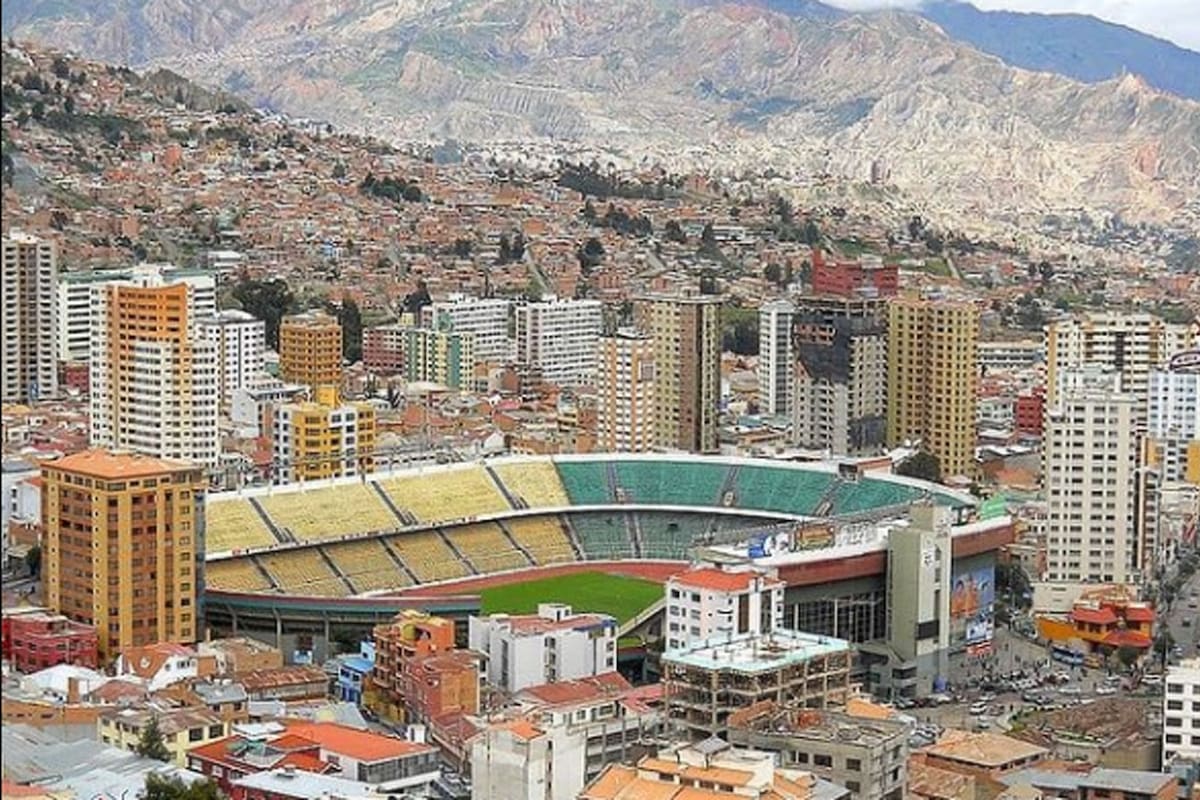 El estadio Hernando Siles, en medio de la inmensidad de La Paz, Bolivia.