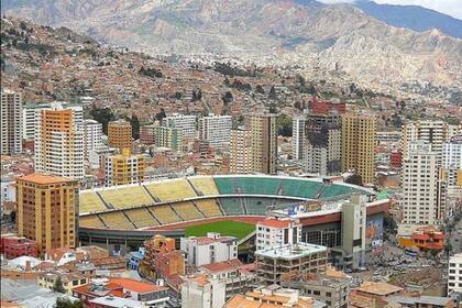 El estadio Hernando Siles, en medio de la inmensidad de La Paz, Bolivia.