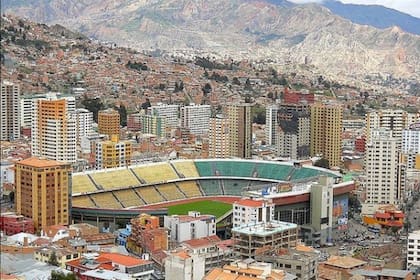 El estadio Hernando Siles, en medio de la inmensidad de La Paz, Bolivia.