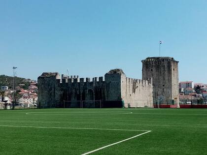 El estadio Igralište Batarija y su increíble paisaje. Crédito: Facebook