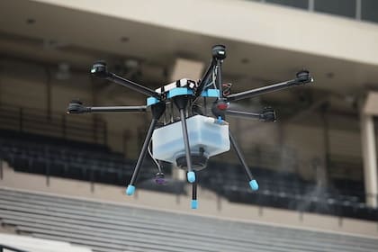 El estadio Mercedes-Benz en Estados Unidos, sede de los equipos Atlanta Falcons y Atlanta United FC, utilizará un sistema de drones para sanitizar el 95 por ciento de las butacas desde el aire
