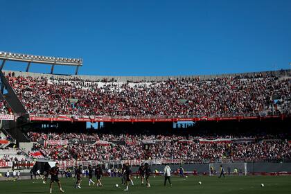 El estadio Monumental, casi repleto, en el clásico entre River y Boca; ahora sí, será permitido el 100 por ciento de aforo, pero sin visitantes