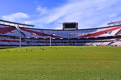 El estadio Monumental, vacío, una postal de la actualidad de los clubes argentinos desde hace casi dos meses. Y todo apunta a que seguirán así hasta 2021.
