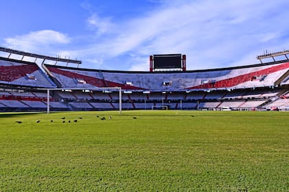El estadio Monumental, vacío, una postal de la actualidad de los clubes argentinos desde hace casi dos meses. Y todo apunta a que seguirán así hasta 2021.
