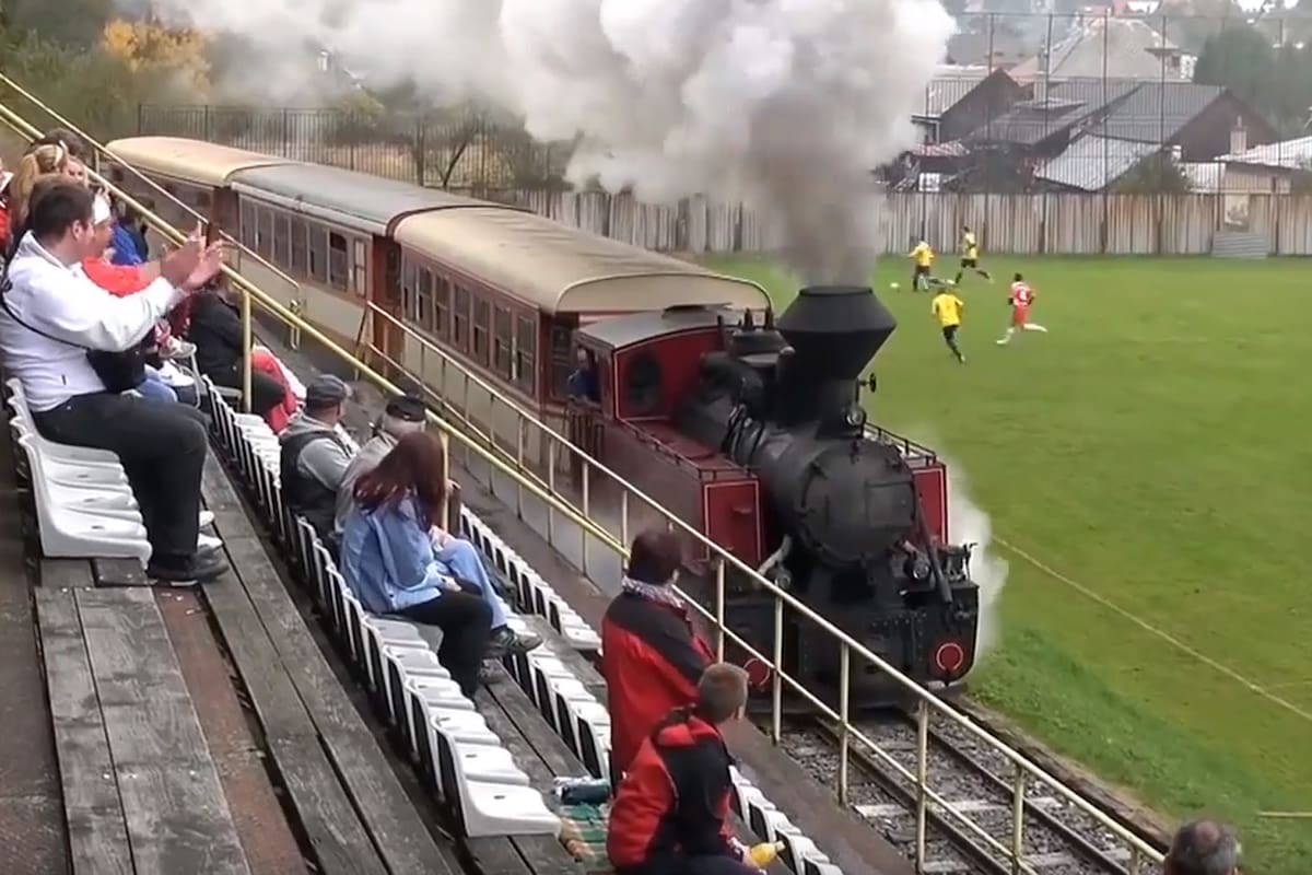 El estadio municipal de Ciernom Balogu, del TJ Tatran Cierny Balog, un pequeño equipo eslovaco, tiene el recorrido de un tren entre la linea lateral y la tribuna