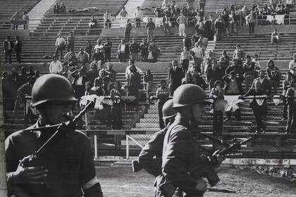 Una imagen del pasado: los detenidos de la dictadura, en las tribunas del estadio
