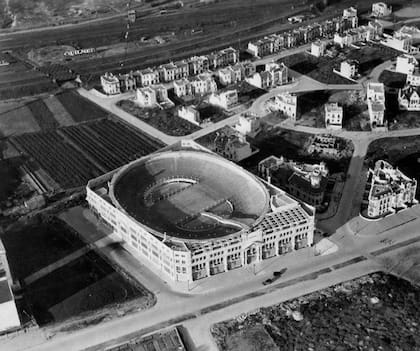 El estadio Olimpo, la pista de la concesionaria Chrysler, fue diseñado por Palanti e inaugurado en 1928. En sombras, a la derecha, se aprecia también la casa, diseñada por Palanti y Algier.