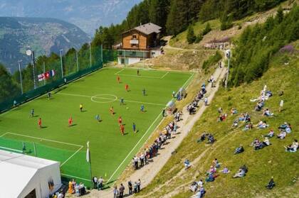 El estadio Ottmar Hitzfeld, en Gspon, Suiza, un pueblo en los Alpes, es considerado el campo de fútbol más alto de toda Europa