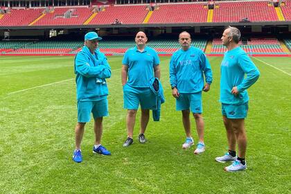 El estadio Principality (ex Millennium), de Cardiff, un templo del rugby en el que el manager deportivo de los Pumas, Marcelo Loffreda, y el cuerpo técnico, integrado por Mario Ledesma y sus colabores Nicolás y Juan de la Cruz Fernández Miranda, visitaron en el captain's run del partido con Gales.