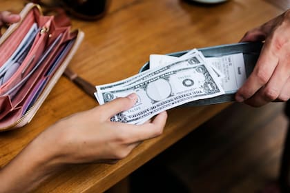 El estado aumentaría el salario base para los empleados por propinas de US$6,25 a US$12