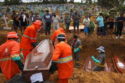 El estado de Amazonas es el que tiene mayor tasa de mortalidad de todo Brasil; en su capital afirman que se vive un doble colapso, sanitario y funerario