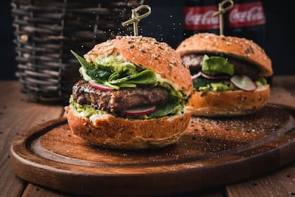 El estado de California celebra el Día de la Hamburguesa y los habitantes pueden encontrar ofertas y descuentos en diversas tiendas