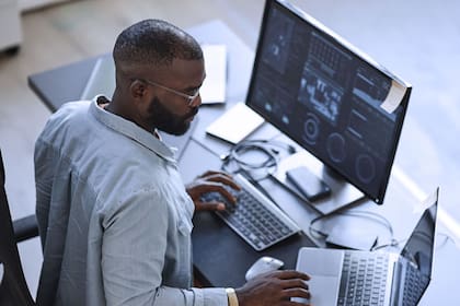El estado de Carolina del Norte busca un Desarrollador de soluciones y aplicaciones de TI para el Departamento de Tecnología de la Información (iStock)