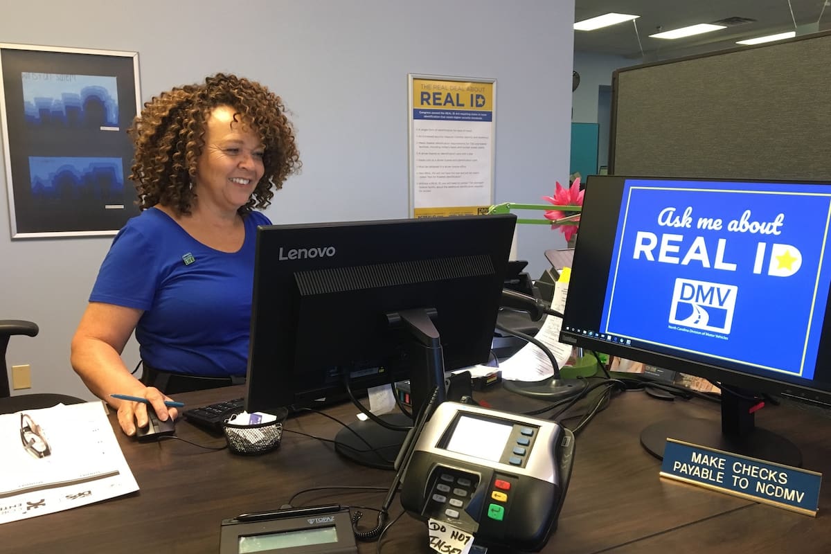 El estado de Illinois dio un paso importante hacia la modernización de sus servicios al inaugurar el jueves pasado la primera oficina DMV+ en Melrose Park, un suburbio al oeste de Chicago