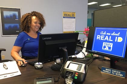 El estado de Illinois dio un paso importante hacia la modernización de sus servicios al inaugurar el jueves pasado la primera oficina DMV+ en Melrose Park, un suburbio al oeste de Chicago