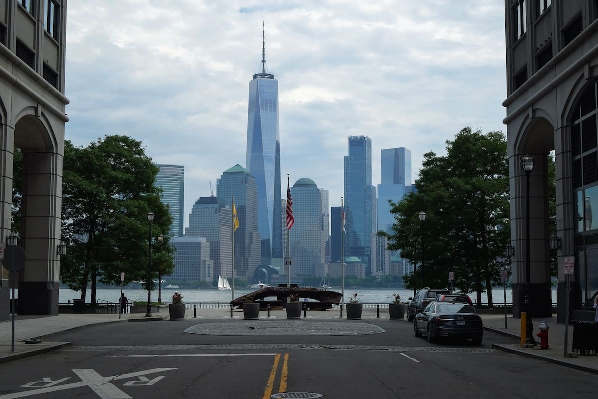 El estado de Nueva Jersey limita al norte con Pensilvania y Nueva York, al oeste con Pensilvania, al sur con Delaware y la bahía de Delaware, al oeste con el océano Atlántico y al este con Long Island