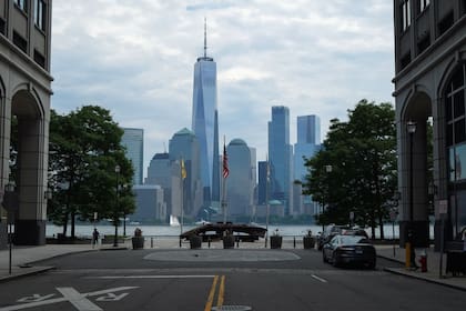 El estado de Nueva Jersey limita al norte con Pensilvania y Nueva York, al oeste con Pensilvania, al sur con Delaware y la bahía de Delaware, al oeste con el océano Atlántico y al este con Long Island