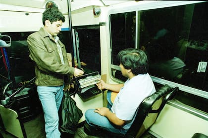 El estado intimó a las empresas de transportes y aquellas que no tuvieran instaladas las máquinas expendedoras, tuvieron que contratar guardas para cortar boletos