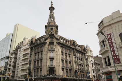 El pronóstico para la Ciudad de Buenos Aires indica un día nublado y con lloviznas por la mañana. En foto: Confitería del Molino, barrio de Monserrat.
