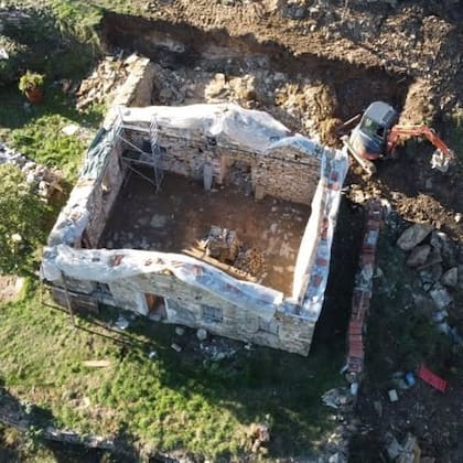 El estado original de las ruinas de la casa en Liguria.