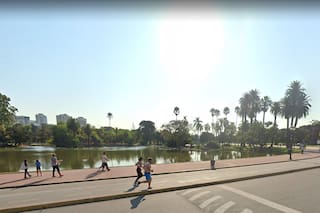 Baños públicos en plazas y otros servicios claves aprobados por ley, pero que nunca se implementaron en la ciudad