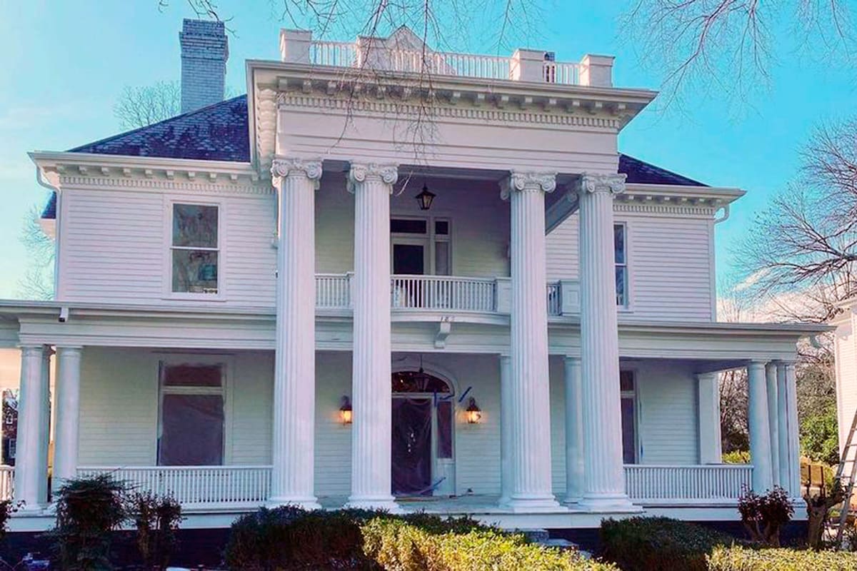 El estadounidense Adam Miller tuvo una idea especial: restaurar la casa de la infancia de Jessica, su esposa, para mudarse con ella y sus cuatro hijos