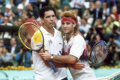 Roland Garros 1990: la felicitación de Agassi para el ecuatoriano Andrés Gómez, que lo derrotó en aquella final
