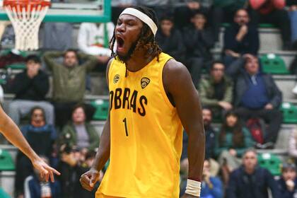 El estadounidense Chris Clarke brilla en Obras Sanitarias, está enamorado de Buenos Aires y analiza invertir en la Argentina; es uno de los 54 foráneos que terminaron la etapa regular de la Liga Nacional.