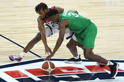 Caleb Agada, de Nigeria, le roba el balón al estadounidense Darius Garland, durante el juego de exhibición disputado en Las Vegas