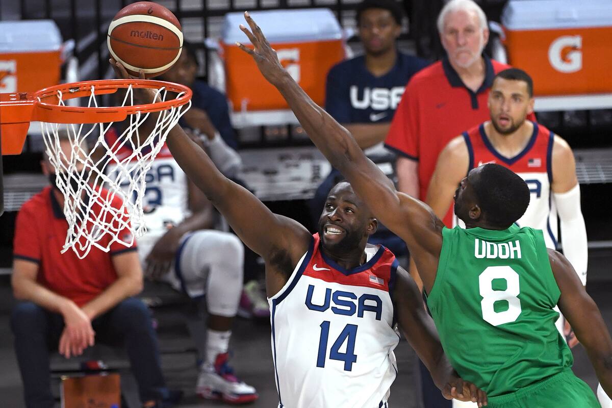 El estadounidense Draymond Green (14) dispara contra el nigeriano Ekpe Udoh (8) durante un juego de exhibición de baloncesto el sábado 10 de julio de 2021 en Las Vegas.