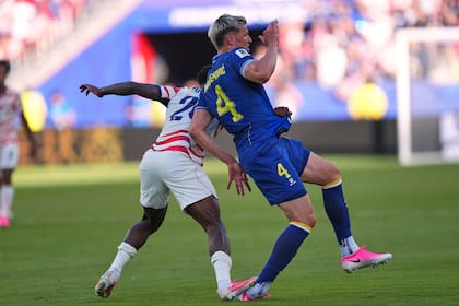 El estadounidense Folarin Balogun fue expulsado por este pisotón contra el bosnio Tarik Muharemovic; por pedido de Trump, la FIFA le retiró la sanción