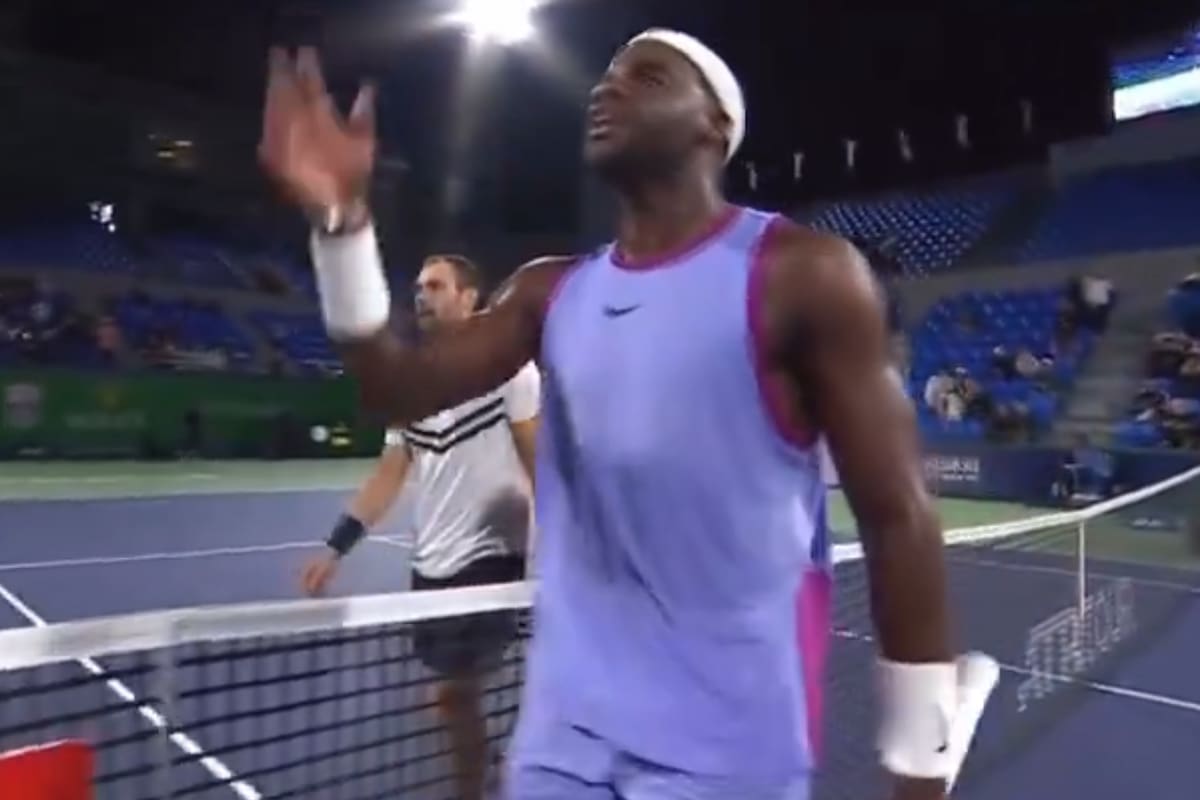 El estadounidense Frances Tiafoe insulta al umpire ecuatoriano Jimmy Pinoargote luego de la derrota ante Roman Safiullin, en Shanghai