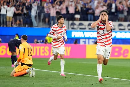 El estadounidense Giovanni Reyna, a la derecha, celebra el cuarto gol de su equipo durante el partido por el Grupo D del Mundial entre Estados Unidos y Paraguay, el viernes 12 de junio de 2026