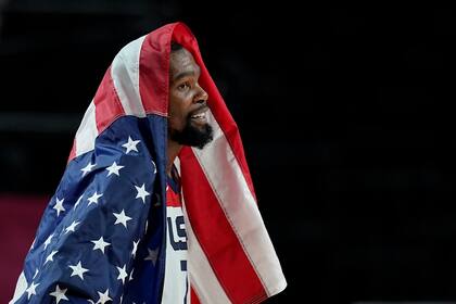 El estadounidense Kevin Durant celebra tras ganar el oro en el torneo de baloncesto de los Juegos de Tokio, el 7 de agosto de 2021, en Saitama, Japón. (AP Foto/Charlie Neibergall)
