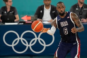 El estadounidense LeBron James pasa el balón durante la final contra Francia en el básquetbol masculino de los Juegos Olímpicos de París