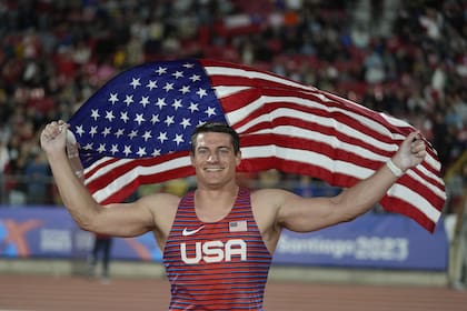 El estadounidense Matthew Ludwig celebra la obtención de la medalla de oro en salto con garrocha, en los Juegos Panamericanos Santiago 2023