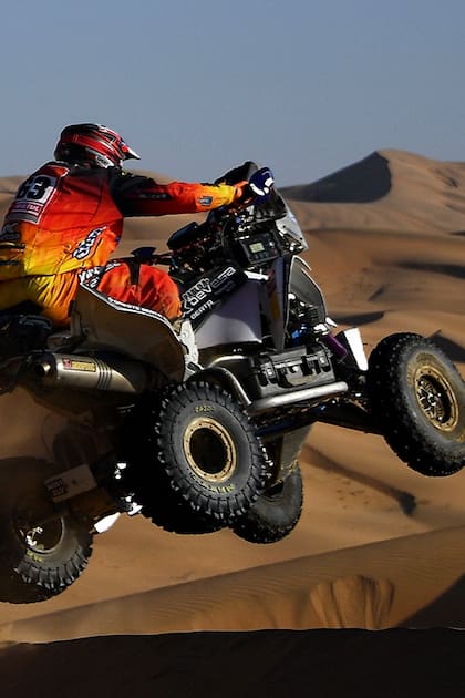 El estadounidense Pablo Copetti impulsa su cuatriciclo durante la segunda etapa del Rally Dakar 2021