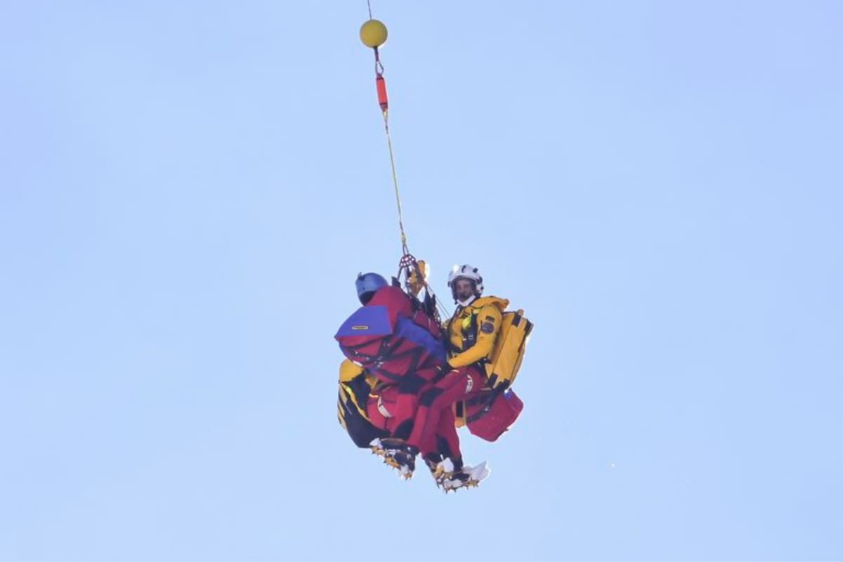 El estadounidense Ryan Cochran-Siegle también fue evacuado en helicóptero tras impactar fuertemente contra la red protectora durante la prueba de descenso