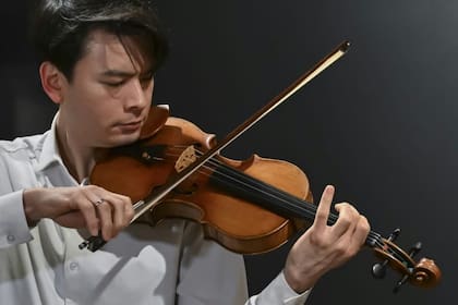 El estadounidense Stefan Jackiw toca el violín Stradivarius Joachim-Ma, subastado por US$11,3 millones