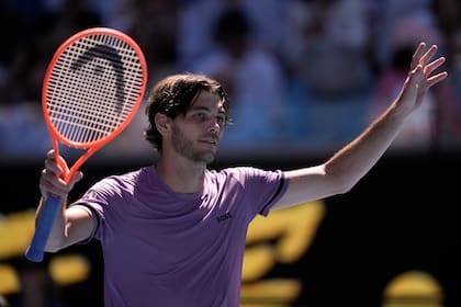 El estadounidense Taylor Fritz celebra tras vencer al chileno Cristian Garin en la segunda ronda del Abierto de Australia el jueves 16 de enero del 2025 (AP Foto/Ng Han Guan)