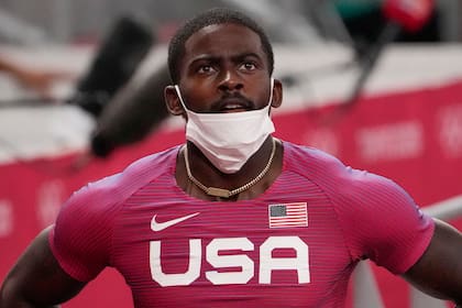 El estadounidense Trayvon Bromell finaliza una carrera de clasificación para los 100 metros llanos en Juegos Olímpicos Tokio 2020, sábado 31 de julio de 2021 en Tokio. Bromell es el favorito para ganar el oro en la carrera de los 100 metros llanos el domingo. (AP Foto/Charlie Riedel)