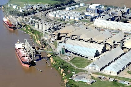 El estallido sacudió el predio de avenida América y Vucetich, en Puerto general San Martín, a unos 30 kilómetros de Rosario, y provocó un incendio de grandes proporciones