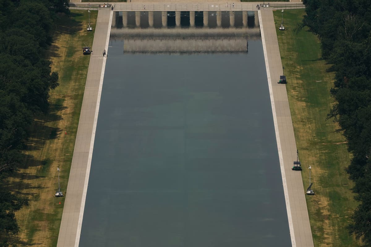 El estanque reflectante de Washington, que atraía a visitantes, ahora es vigilado por la policía