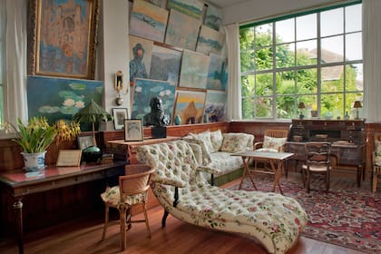 El estar fue utilizado por Monet como taller, y más tarde como su salón de fumar. Hoy se exponen reproducciones, casi de manera idéntica a cuando el pintor estaba vivo.