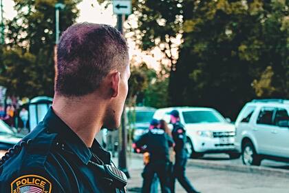 El estatus migratorio podría complicar la situación en una parada de tráfico si la policía decide notificar a una agencia federal