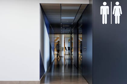 El estatuto establece criterios específicos de señalización, accesibilidad y mantenimiento para garantizar un entorno inclusivo y seguro para todos los estudiantes