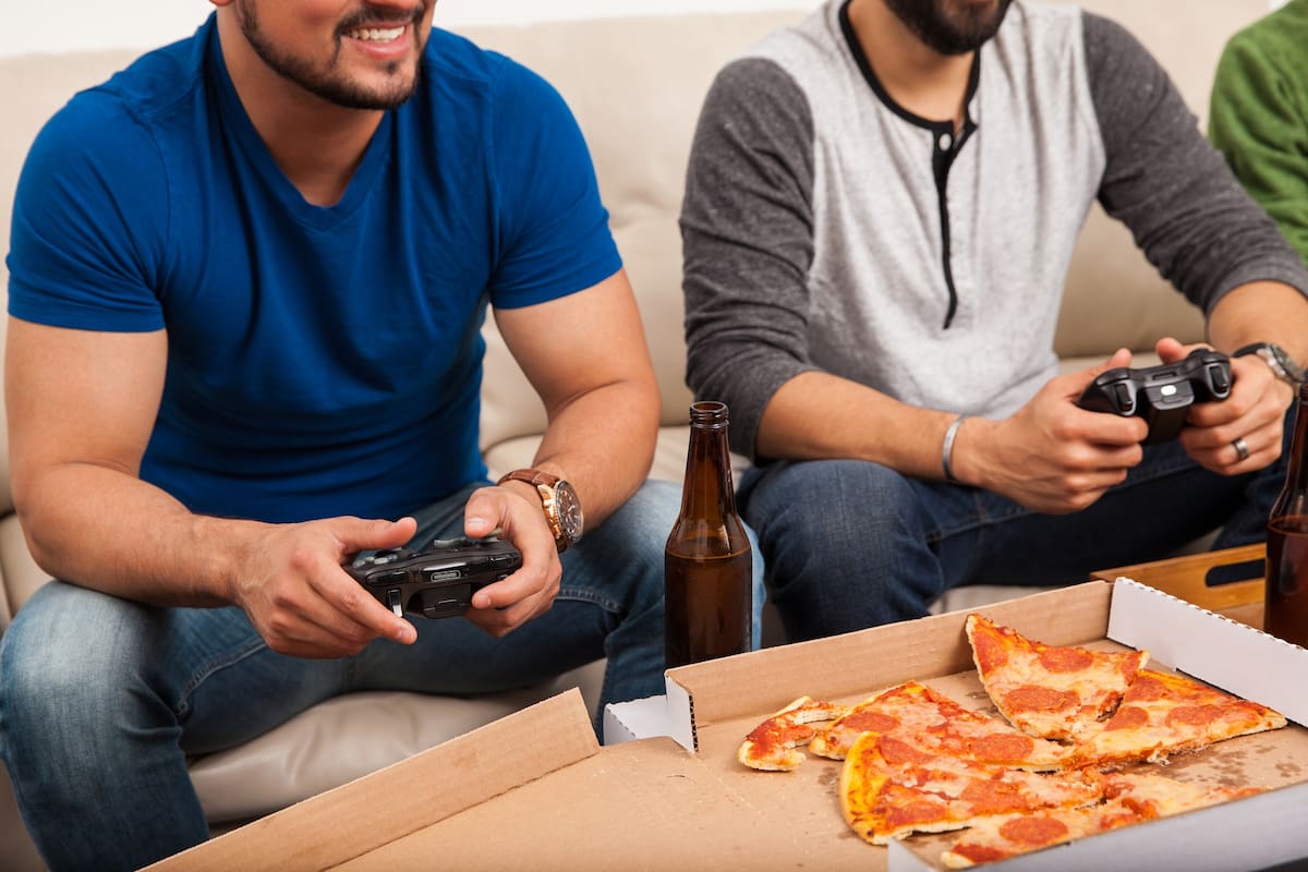 El estereotipo de los jóvenes gamers y la mala alimentación no es tal, aunque puede existir una relación entre ambos hábitos entre los adultos, según una investigación de la Universidad de Wurzburgo