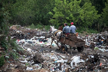 Barrio junto a la defensa contra las inundaciones, al sur de la ciudad de Concordia donde se formó un basural