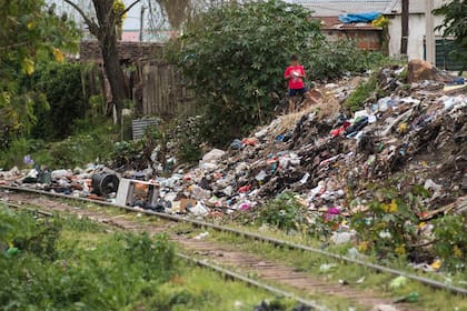 Un niño juega en una montaña de basura en el Barrio San Miguel