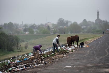 Los carreros además de juntar materiales de la basura, recolectan arena del río para tener una fuente de ingresos